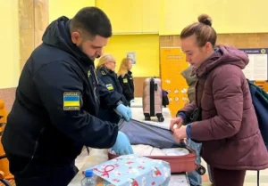 Митник перевіряє багаж