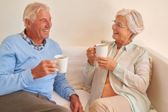 Пенсионеры пьют чай
