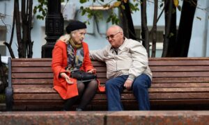 женщина и мужчина на скамейке в парке