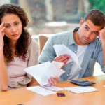 Незадоволені чоловік і жінка з документами