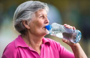 женщина пьет воду