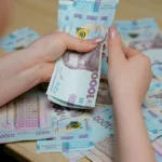 деньги на столе