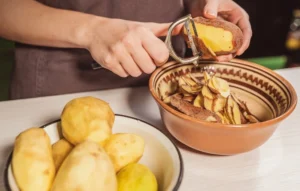 очистка картошки овощечисткой