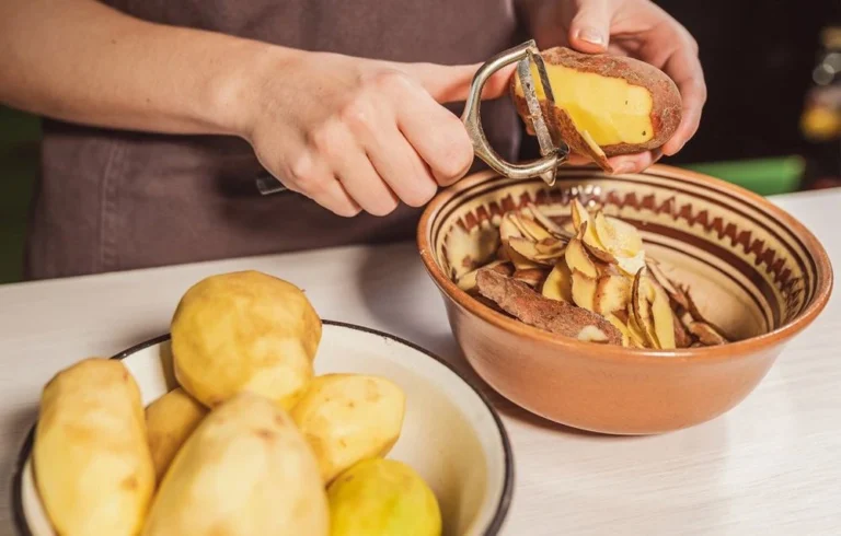 очищення картоплі овочечисткою