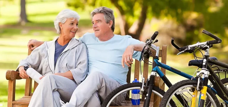 мужчина и женщина с велосипедами