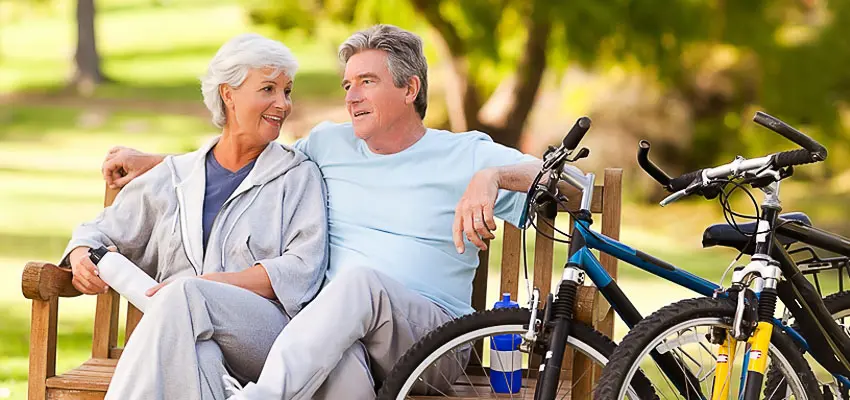 мужчина и женщина с велосипедами