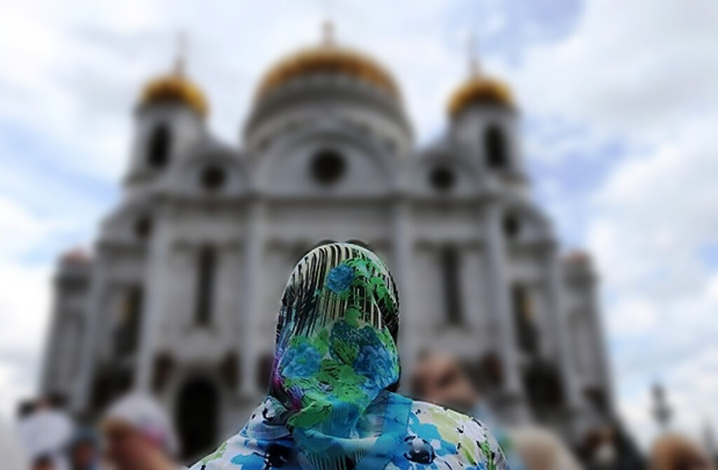 Перед храмом