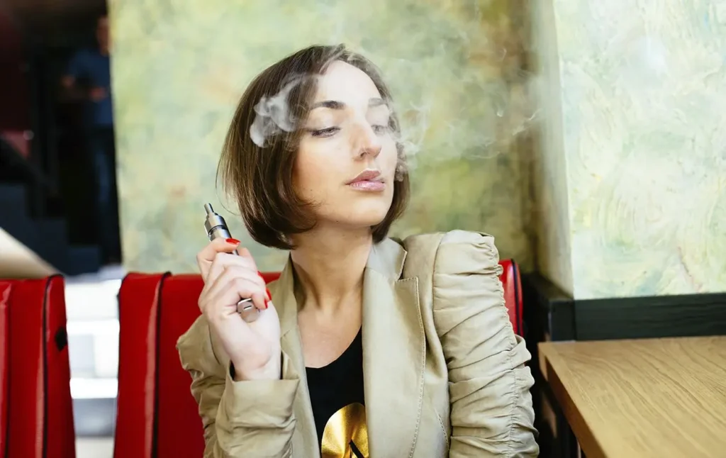 Жінка палить