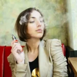 Жінка палить