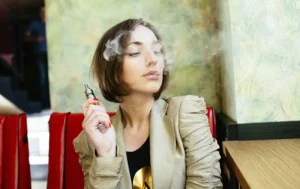 Жінка палить