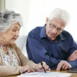 Пара пенсіонерів читають документи