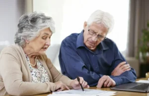 Пара пенсіонерів читають документи