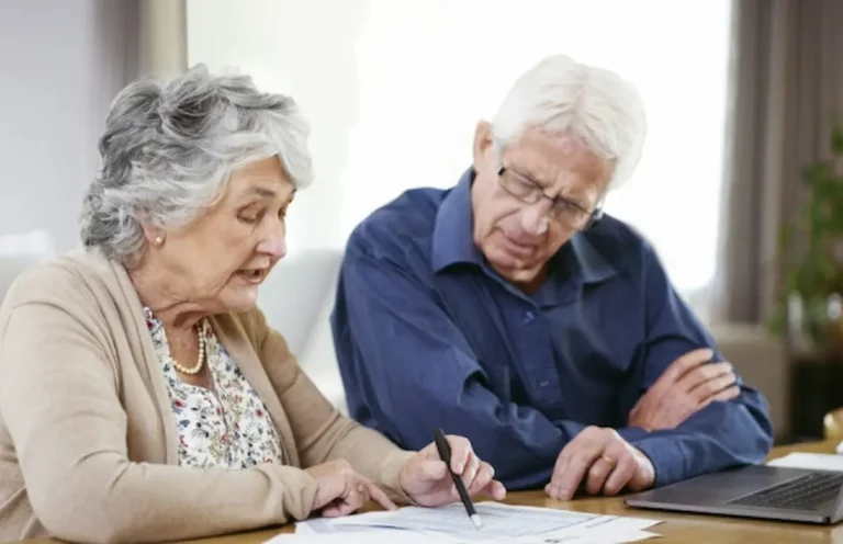 Пара пенсіонерів читають документи