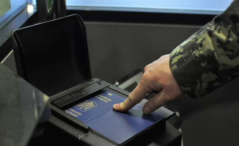 Держприкордонслужба скасувала своє рішення: виїзд за кордон за внутрішніми паспортами відновлено