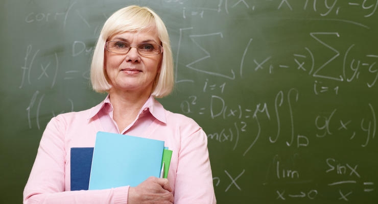 При выходе на пенсию педагоги могут получить существенную денежную помощь, но есть условие