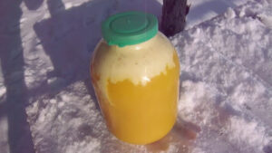 Почему образуется белая пенка на меде?