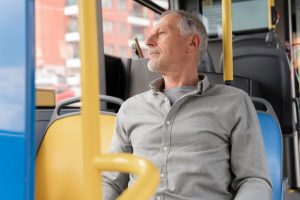 пенсіонер у траннспорті