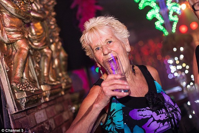 Как пожилая британка проводит время в ночных клубах (ФОТО)