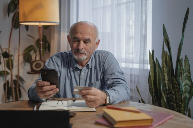 Украинским пенсионерам пересчитают выплаты: кому добавят к пенсии больше 900 гривен