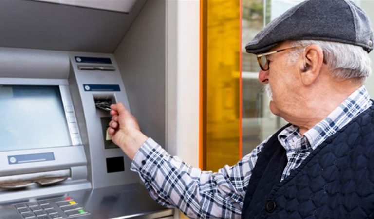пенсіонер біля банкомата