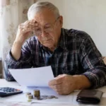 Пенсіонер читає документ