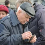 Пенсіонер кладе гроші в документи