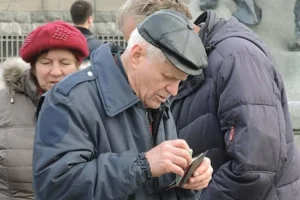 Пенсіонер кладе гроші в документи