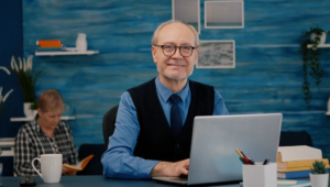 пенсионер работает