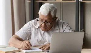 Пенсионер работает