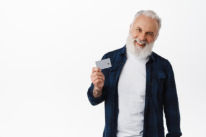 пенсионер с кредитной картой в руках