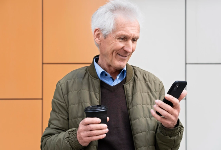 пенсіонер з мобільним телефоном