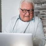 пенсионер за ноутбуком