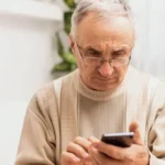 Пенсіонер з телефоном