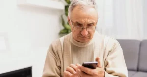 Пенсіонер з телефоном