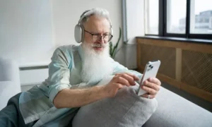 Пенсионер с телефоном