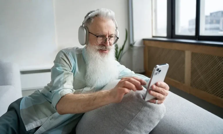 Пенсионер с телефоном