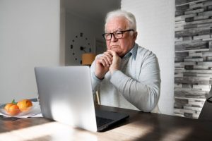 пенсионер за компьютером