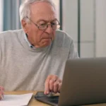 Пенсіонер за ноутбуком