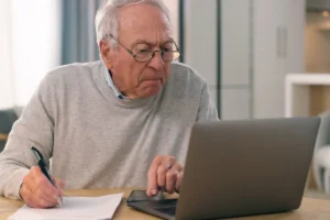 Пенсіонер за ноутбуком