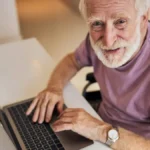 Пенсіонер з ноутбуком