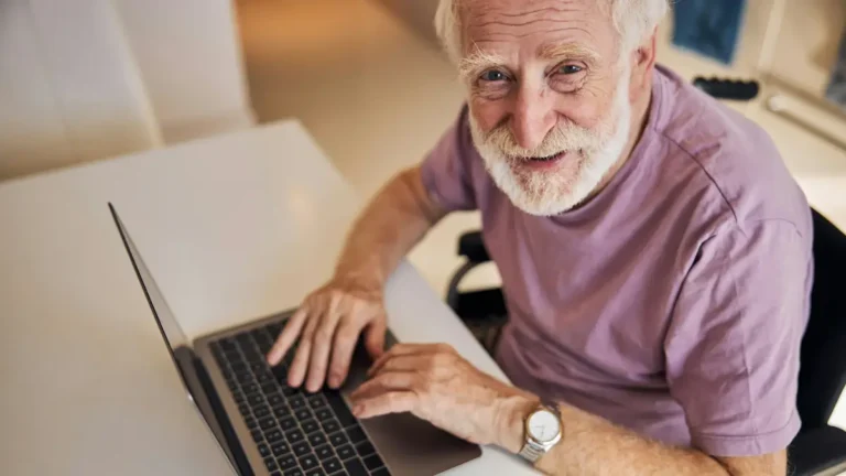 Пенсіонер з ноутбуком