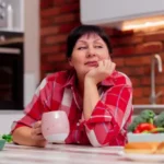 Пенсіонерка за столом