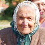 Пенсіонерка в хустці