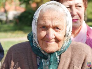 Пенсіонерка в хустці