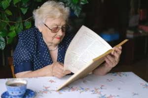 Пенсіонерка читає книгу