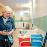 Пенсионерка работает