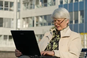 Пенсионерка работает