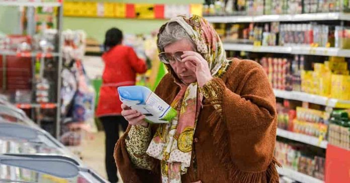Пенсионерка в супермаркете