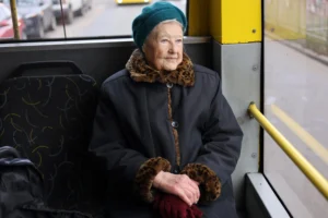 Пенсионерка в транспорте