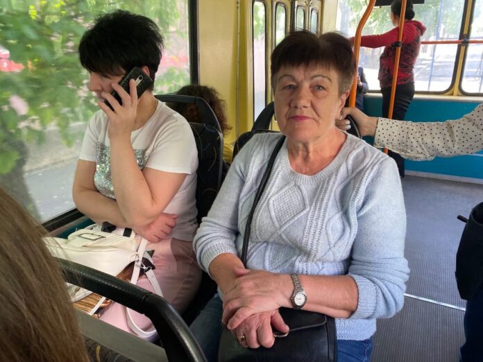 Пенсіонерка в тролейбусі
